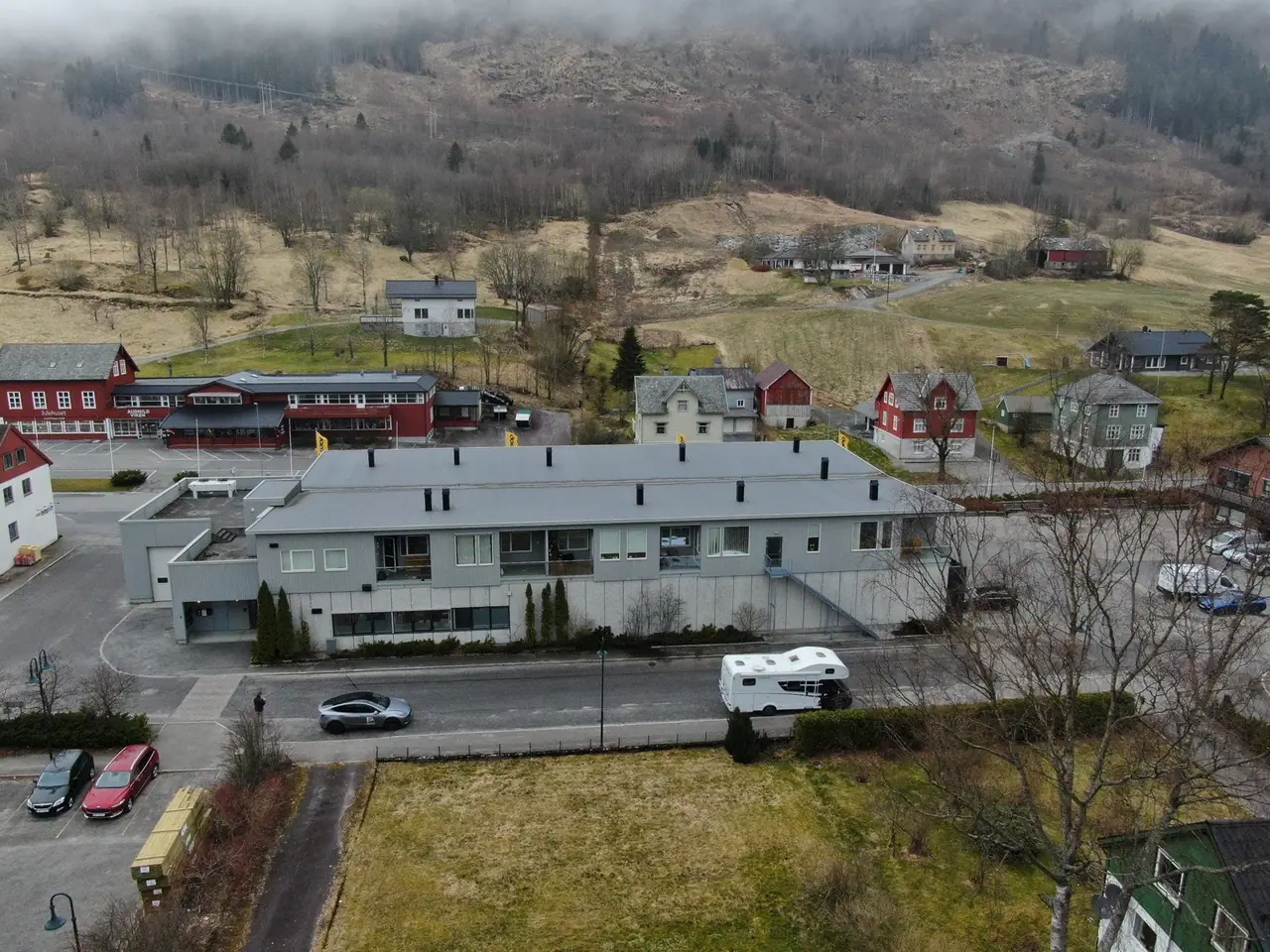 To roms leilighet med carport i Vikavegen 9 — DJI_0563