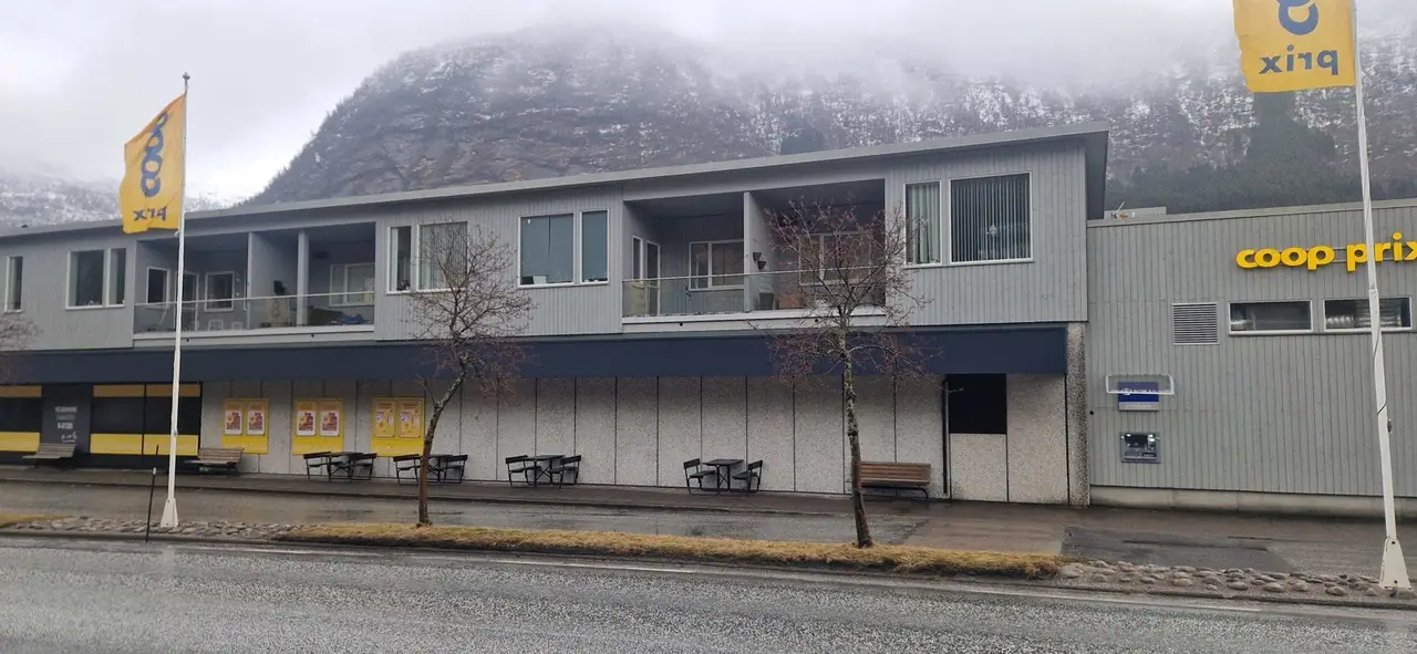 To roms leilighet med carport i Vikavegen 9 — Fasade