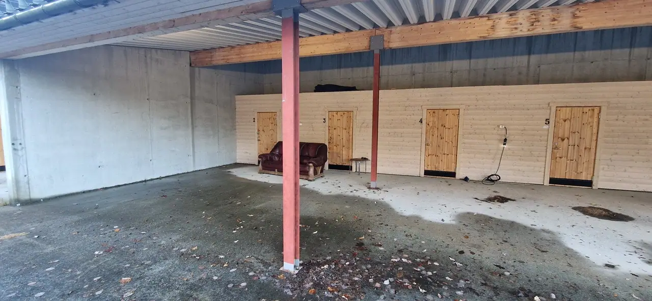 To roms leilighet med carport i Vikavegen 9 — Carport