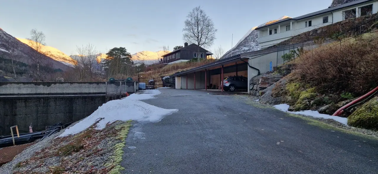 To roms leilighet med carport i Vikavegen 9 — Området ved carport
