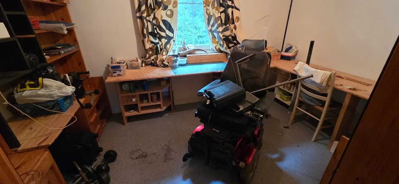 Enebolig med fin utsikt og tomt - oppussingobjekt - garasje - sentral beliggenhet — bilde 11