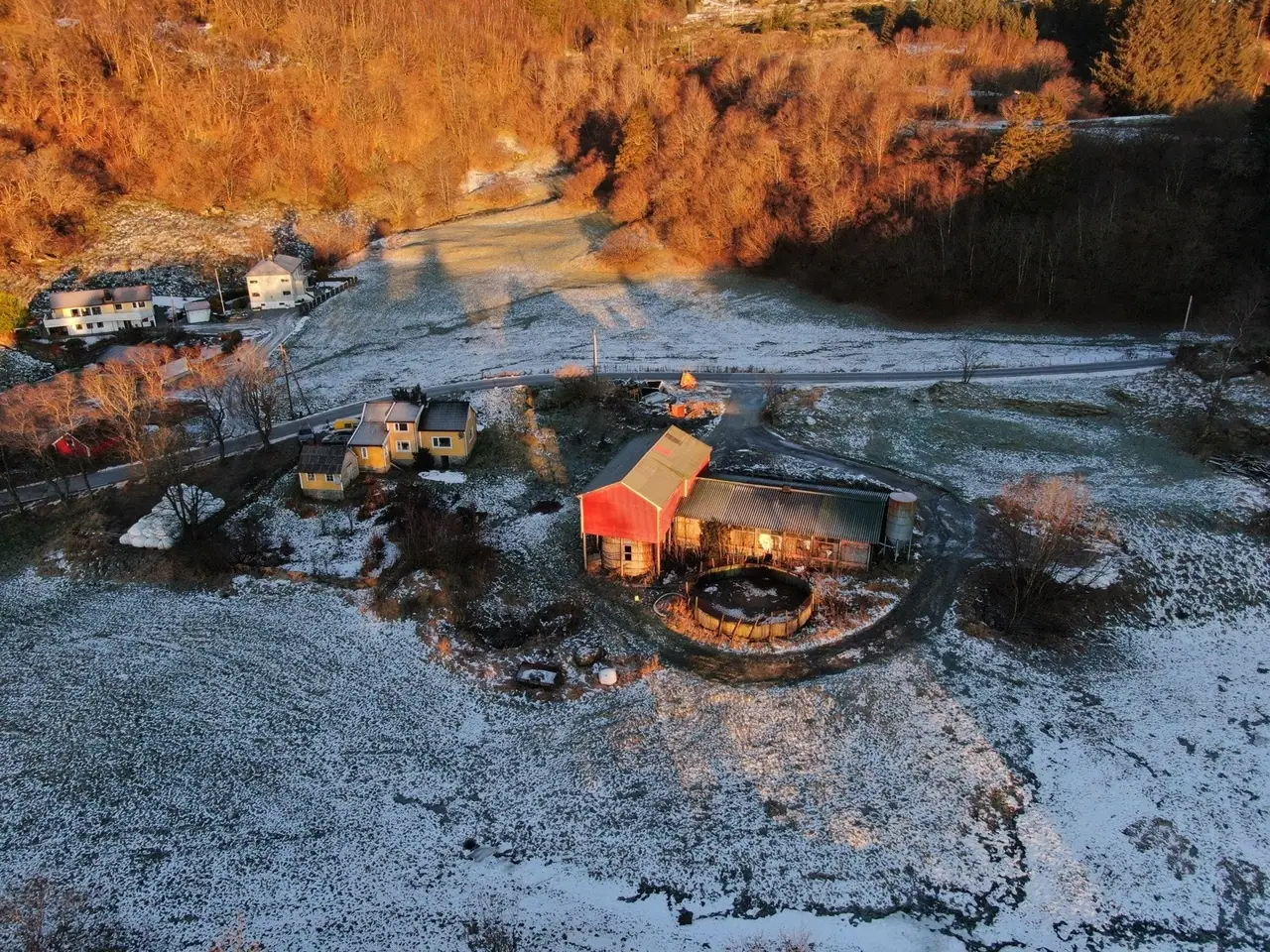 Landbrukseiendom på Atløy med våningshus, uthus og driftsbygning - 269 daa totalt areal — Herlandsvegen 244, Atløy