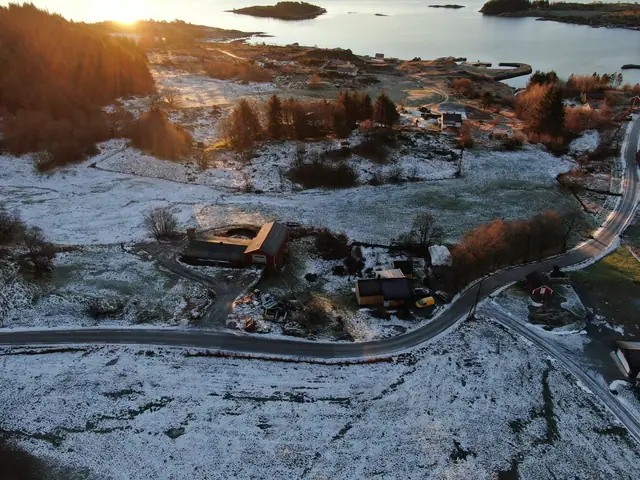 Landbrukseiendom på Atløy med våningshus, uthus og driftsbygning - 269 daa totalt areal — bilde 2