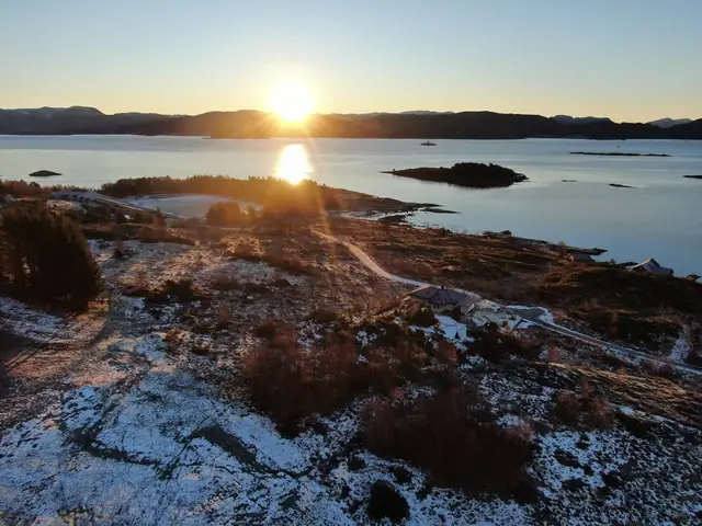 Landbrukseiendom på Atløy med våningshus, uthus og driftsbygning - 269 daa totalt areal — bilde 3