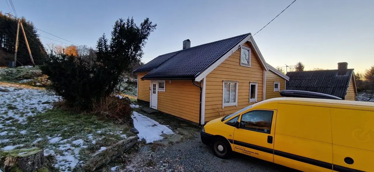 Landbrukseiendom på Atløy med våningshus, uthus og driftsbygning - 269 daa totalt areal — bilde 8