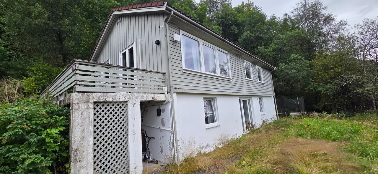 Enebolig med sokkelleilighet. Garasje og uthus. Stor tomt. Renoverings-/ rivningsobjekt. — Jobakkevegen 11, Naustdal