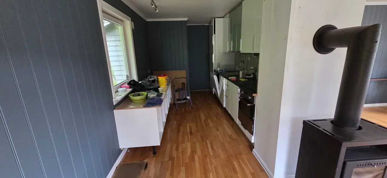 Enebolig med sokkelleilighet. Garasje og uthus. Stor tomt. Renoverings-/ rivningsobjekt. — Kjøkken 1. etg. Delvis montert med manger.