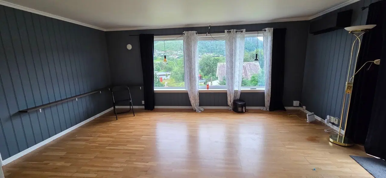 Enebolig med sokkelleilighet. Garasje og uthus. Stor tomt. Renoverings-/ rivningsobjekt. — Stue 1. etg.